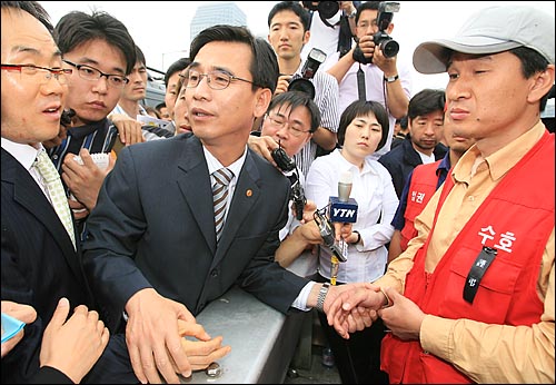 8일 오전 유시민 보건복지부 장관이 헌법재판소의 시각장애인 안마사 자격 위헌 결정에 항의하며 마포대교에서 10여일째 농성중인 시각장애인들을 만났다. 유 장관이 권인희 안마사협회비대위 위원장(왼쪽)과 농성자들을 만나 얘기를 나누고 있다. 